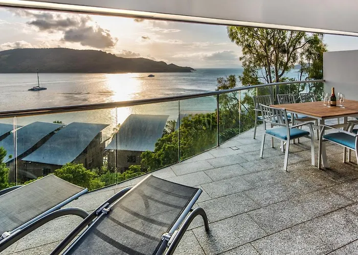 Waves 5 Luxury 3 Bedroom Breathtaking Ocean Views Central Location Hamilton Island