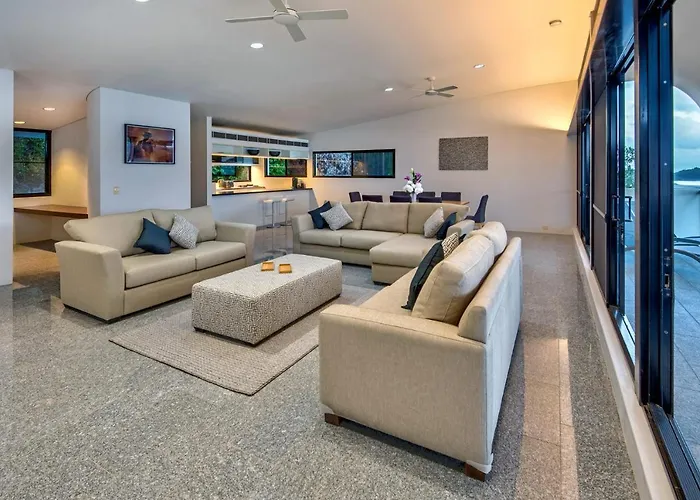 Waves 5 Luxury 3 Bedroom Breathtaking Ocean Views Central Location Hamilton Island