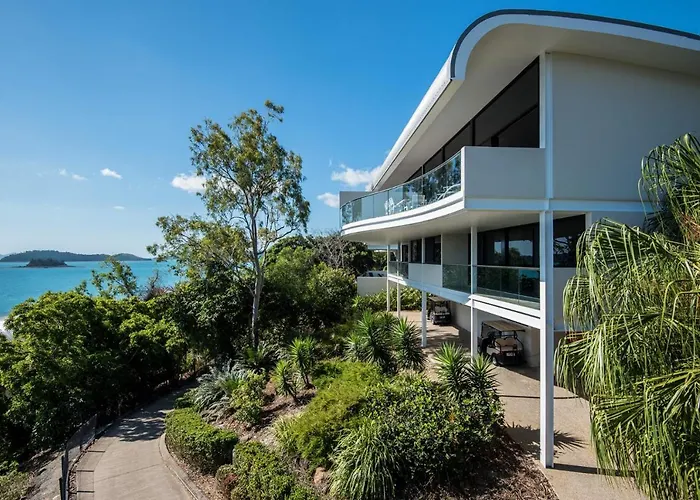 Waves 5 Luxury 3 Bedroom Breathtaking Ocean Views Central Location Hamilton Island